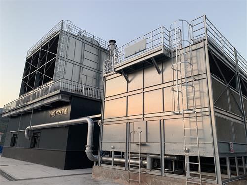 冷卻噪音標(biāo)準(zhǔn)冷卻塔噪音的標(biāo)準(zhǔn)范圍是多少? </p><p> </p><p>?冷卻水塔常用于兩類城市地區(qū),其降噪目標(biāo)是在60分貝以下。工業(yè)區(qū)白天和夜間不超過50分貝,噪聲消減法應(yīng)根據(jù)干擾區(qū)域明確規(guī)定冷卻塔的噪聲主要是進(jìn)、出口風(fēng)噪聲和振動噪聲。建議對噪音較大的冷卻塔采取隔音罩或屏障及其減震器等實(shí)施方案。</p>?1.噪聲干擾區(qū)的冷卻塔<p>??具體位置。冷卻塔不同,干擾區(qū)域也不同。由于應(yīng)用場所不同,冷卻塔的具體位置不同,所以我們首先來分析一下冷卻塔的噪聲干擾區(qū)域。 </p><p> 1、高層屋頂:該特定位置的冷卻水塔周圍只有一些建筑物,沒有較高處的建筑物,對塔周圍區(qū)域產(chǎn)生干擾。這種降噪方法是進(jìn)行半封閉式降噪。 </p><p>?2、裙房屋頂:一般來說,裙房高度較低,周圍高層建筑較多。本例冷卻塔噪聲干擾區(qū)為36°,建議采用全封閉降噪實(shí)施方案。 </p><p> 3、地面:冷卻塔位于地面。如果周圍沒有高層建筑,建議采用半封閉降噪方式。如果周圍有高層建筑,且干擾區(qū)域包含高層建筑,建議采用全封閉降噪方式。 </p>?二是冷卻水塔降噪的具體實(shí)施方案。 <p>?根據(jù)不同干擾區(qū)域,采用全封閉或半封閉降噪方式。全封閉降噪方法包括整個冷卻水塔和連接管道,并使用隔音罩將噪音控制在隔音罩內(nèi)。半封閉法是在冷卻水塔周圍修建循環(huán)聲屏障。聲屏障高于冷卻塔并向內(nèi)彎曲。 </p><p> 冷卻塔通常用于公共場所。城市公共區(qū)域噪聲通常規(guī)定淮河流域分為兩類區(qū)域。此類噪音白天低于60分貝,夜間低于50分貝。如果超過此類型,則需要進(jìn)行聲音衰減和降噪處理,并應(yīng)在家庭房間的窗戶外檢測噪音的大小。 </p><p> 冷卻塔降噪主要根據(jù)具體位置及其干擾面積來選擇。通過隔音罩或隔音屏障將噪音阻隔。如果有固體結(jié)構(gòu)的聲音傳輸,還需要使用減振處理設(shè)備,通過冷卻塔的隔聲、降噪、減振來減少冷卻塔噪聲對周圍環(huán)境的干擾。長期的冷卻塔噪音會對身體和精神造成傷害。 </p> <p><center><img src= 冷卻塔噪音標(biāo)準(zhǔn)是多少