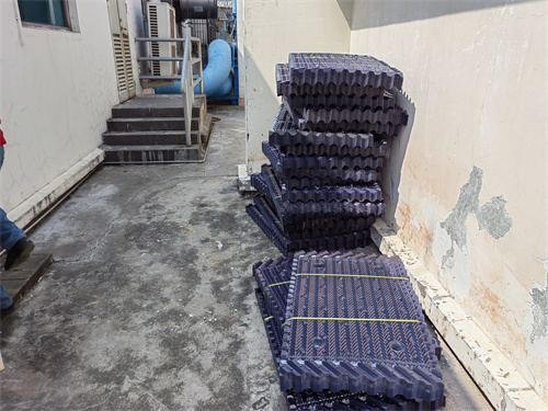 是什么原因導致了工業冷卻塔內的冷卻水變少?(冷卻塔耗水量大的原因)